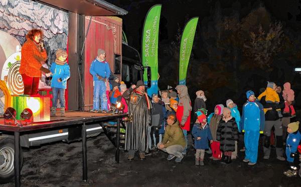 Pod hesłom »Hody jědu« stej NSLDź a SLA loni w adwenće mobilny adwentny kalender wuhotowałoj. Prěnja stacija kooperacije běše 1. decembra we Wotrowje.  Foto: Feliks Haza