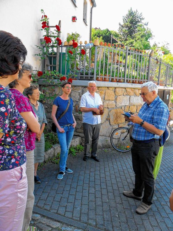 Čłonojo towarstwa Přećeljo Smolerjec kniharnje na slědach&amp;nbsp;Jana Radyserba-Wjele  Foto: Róža Domašcyna