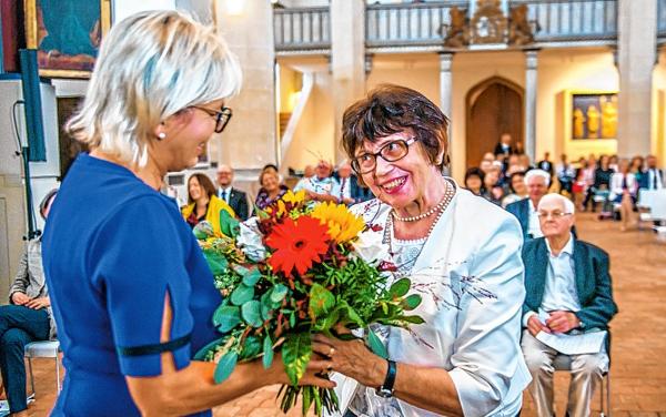 Lawreatka Myta Zejlerja Chrysta Meškankowa z ministerku Barbaru Klepsch w Kamjenskej cyrkwi swj. Hany  Foto: Maćij Bulank