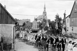 Procesion na swjedźenju Božeho ćěła w Chrósćicach, 1949