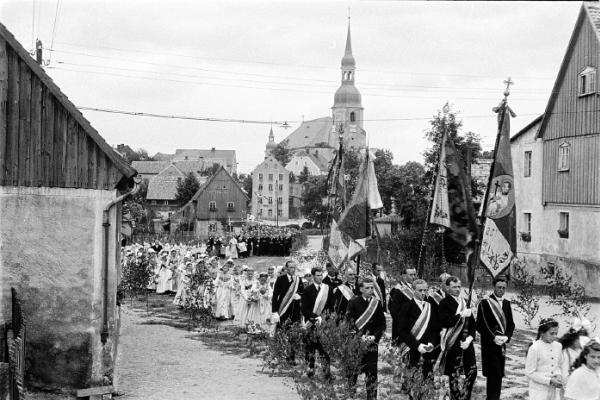 Procesion na swjedźenju Božeho ćěła w Chrósćicach, 1949