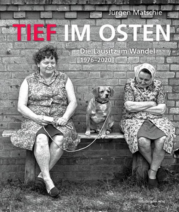 Jürgen Maćij, Tief  im Osten – Die Lausitz im Wan del 1976–2020, 160 str., kruta wjazba, Halle 2021