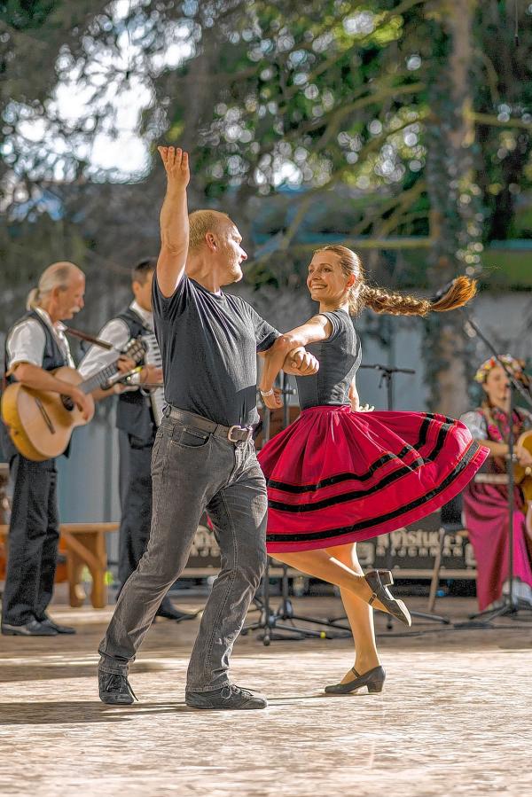 Kornel Kolembus a Julia Kasyanowa na mjezynarodnym folklornym festiwalu  w Strážnicy  Foto: L. Polak, kalop.eu