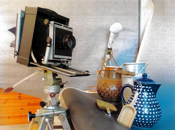 55 kg fotoweje techniki: ateljejowa a pućowanska kamera »VEB Mentor« w fotowym formaće 13×18 cm něhdźe z lěta 1970  Reprodukcija: SN