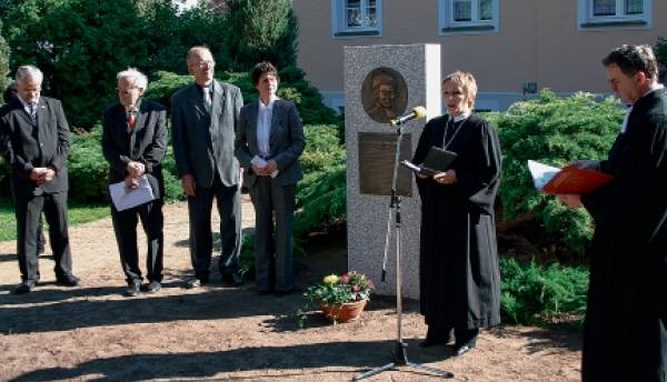 Poswjećenje pomnika za Jana Bogumiła Fabriciusa před faru w Korjenju w lěće 2006&amp;nbsp;&amp;nbsp; Foto: Werner Měškank