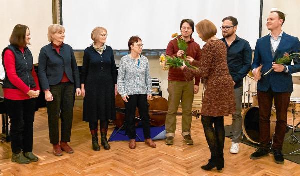  Kuratorka wustajeńcy Christina Boguszowa dźakuje so sobuskut kowacym hudźbno-literarneho wječora.  Foto: Monika Oschikowa