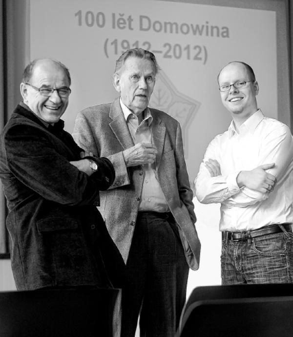 Jurij Grós mjez předsydomaj Domowiny Janom Nukom (2000–2011) a Dawidom Statnikom (wotlěwa)  Foto: Maćij Bulank