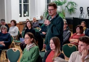 Po debaće na podiju bu rozmołwa na cyłu, nimale połnje wobsadźenu žurlu Budyskeho Serbskeho domu roz&scaron;ěrjena.   Foto: SN/Bojan Benić