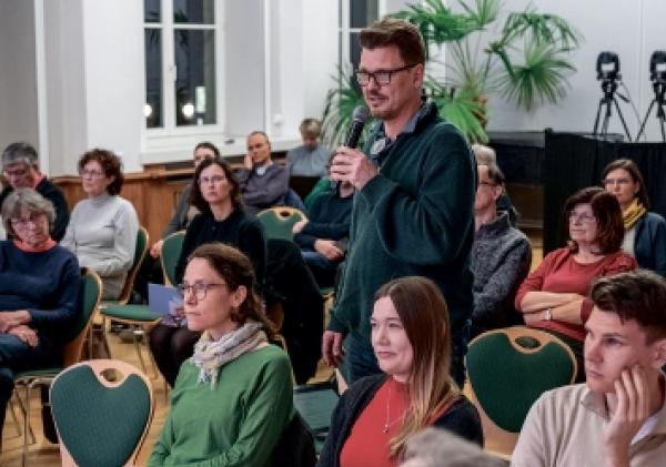 Po debaće na podiju bu rozmołwa na cyłu, nimale połnje wobsadźenu žurlu Budyskeho Serbskeho domu roz&scaron;ěrjena.   Foto: SN/Bojan Benić
