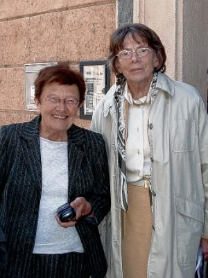  Prof. Libuše Hrabova a prof. Lucia Hajnec, přećelce ze studijnych lět, před Serbskim seminarom w Praze składnostnje konferency 2004. Serbski seminar je so lěta 1947 jako internat wužiwał, w kotrymž wobě studentce bydleštej.   Foće: Jurij Łušćanski