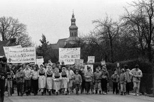 Na demonstraciji w Klětnom přećiwo wotbagrowanju wsy, dnja 20. januara 1990  Foto: Jürgen Maćij