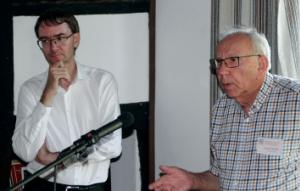 Jaden z głownych organizatorow, pśedsedaŕ towaristwa Wendischer Freundes- und Arbeitskreis e.V. Ernst Stelte (pr.) z Lüchowa. Jomu pó boce stoj rěcywědnik dr. Vladislav Knoll z Pragi (l.), kótaryž jo tuchylu nejlěpšy znajaŕ srjejź 18. stolěśa wumrěteje drjewjańšćiny. Rěc wendlandskich Słowjanow jo wót rěcywědnikow derje pśeslěźona, ale njejo žednje dojśpiła status pisneje rěcy. To pak by se mógło hyšći staś pśez dalšne zaměrne wuwiśe a zmysłapołne wužywanje.   Fota: W. Měškank