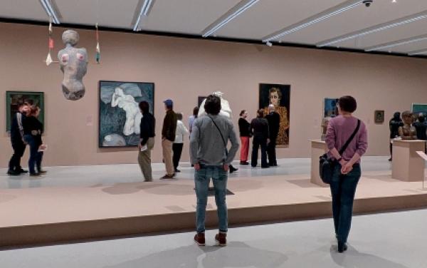  Pohlad do wustajeńcy, w pozadku m&oacute;lba Jendźelčanki Celie Paul &rsaquo;Duch holcy z jejkom&lsaquo;, 2022, (srjedźa) a turkowskeje molerki Fahrelnissy Zeid &rsaquo;Něcht&oacute; ze za&scaron;łosće&lsaquo;, 1980, (naprawo).