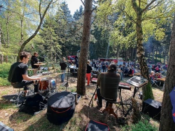 Skupina HraTaj z Warnoćic hraje punk-rock, swing, &scaron;anson a wjace na basnje Milana Hrabala.  Foto: Juliana Kaulf&uuml;rstowa