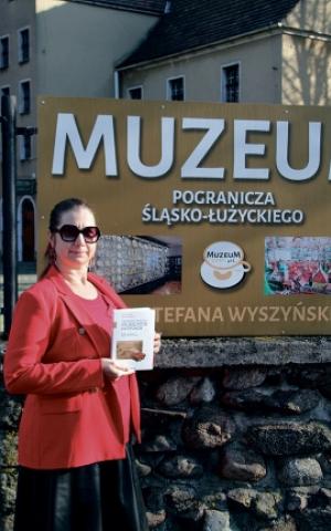  Awtorka dr. Justyna Michniuk pśed muzejom w Žarowje.  Foto: Werner Mě&scaron;kank