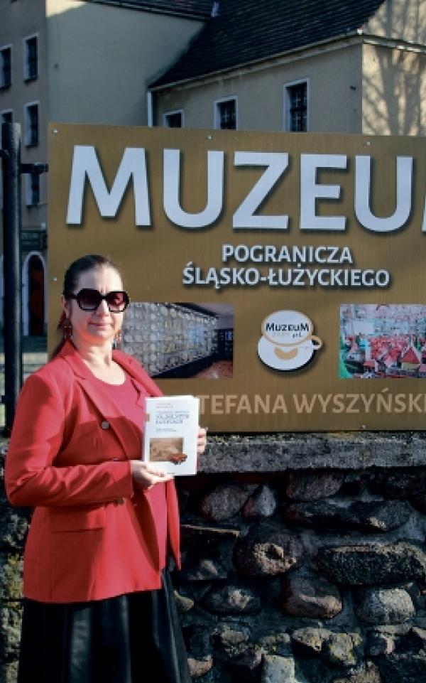  Awtorka dr. Justyna Michniuk pśed muzejom w Žarowje.  Foto: Werner Mě&scaron;kank