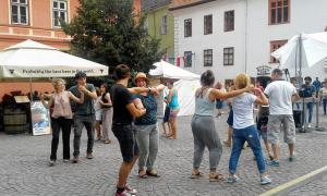 Publikum rejujo serbske reje pśed festiwalowem jawišćom w Sighi şoara.  Foto: Jill-Francis Ketlicojc