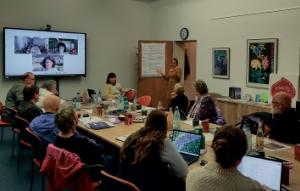 Nowy cłonk strategiskeje kupki Mila Zachariasowa prezentěrujo wuslědki  kupkowego źěła.   Foto: Měto Nowak