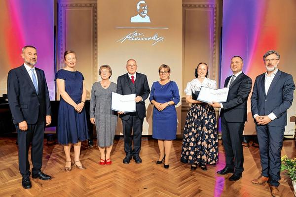 Składnostnje přepodaća Mytow Ćišinskeho: zapósłanc Marko Šiman, předsydka załožboweje rady Susann Šenkec, lawreataj Myta Ćišinskeho Trudla a Jan Malinkec, ministerka Barbara Klepsch, lawreataj spěchowan skeho Myta Ćišinskeho Jadwiga a Fabian Kaulfürstec a direktor Załožby za serbski lud Jan Budar (wotlěwa)  Foto: Jurij Helgest