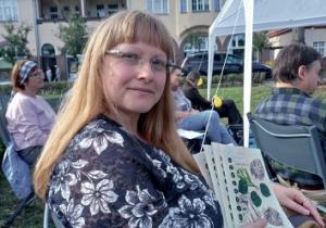  Źilka dnja 6. septembra na 13. Łužyskem festiwalu lyriki w zagrodowem měsće Marga. Jo dostała awtorske eksemplary ›Lyrikzin 11‹, kótarež pśinjaso wuknicam sobu.  Foto: Michael Meyer